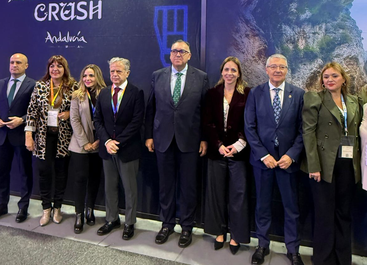 Almudena Martinez con el consejero de Turismo en la ITB