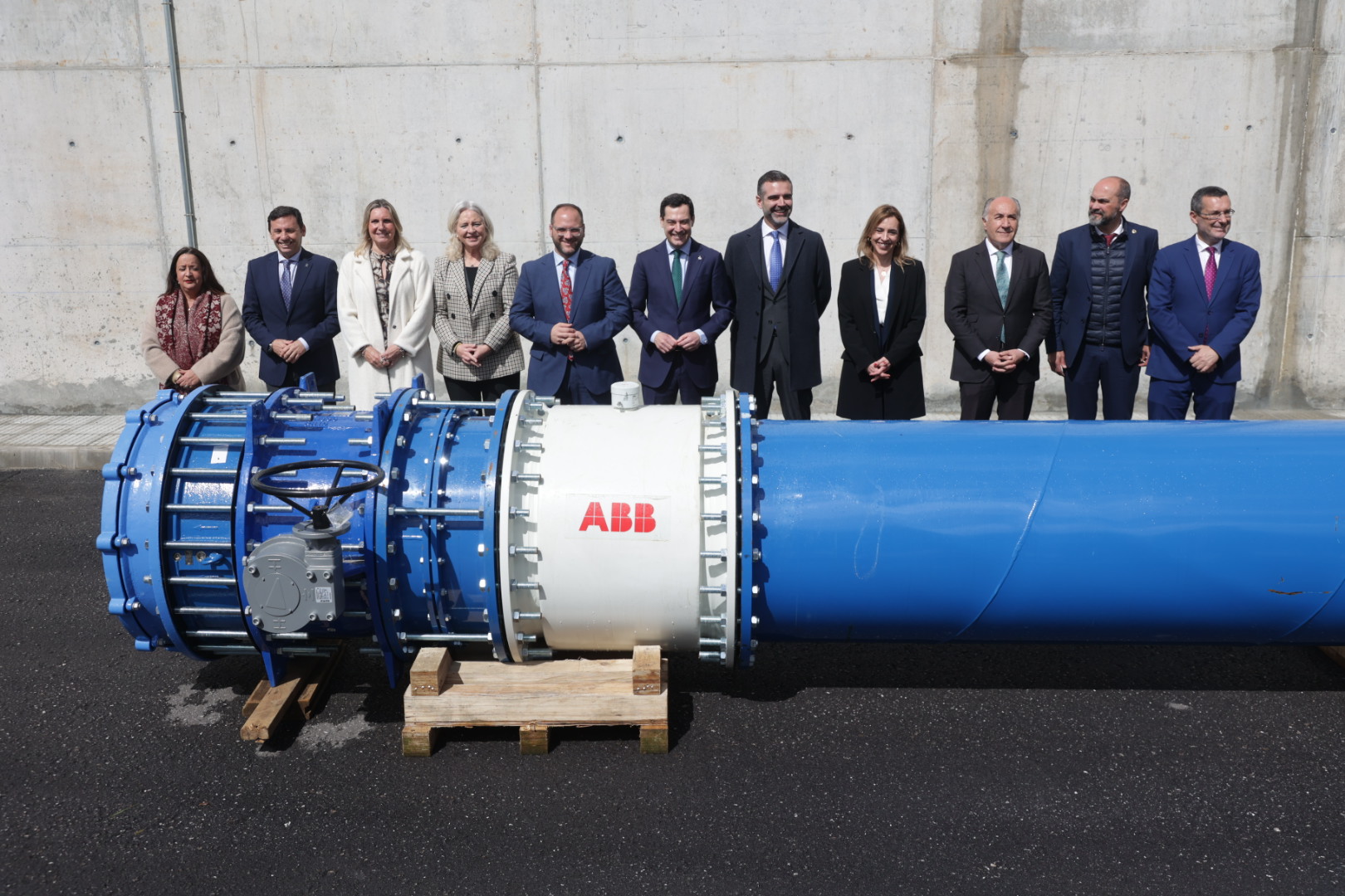 Almudena Martínez y Juanma Moreno en la nueva conducción de agua del Campo de Gibraltar