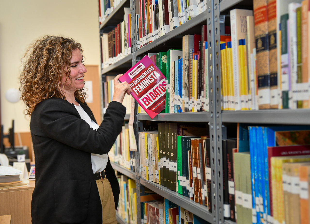 Susana Sánchez Toro, con los libros del programa Letras Violeta (6)