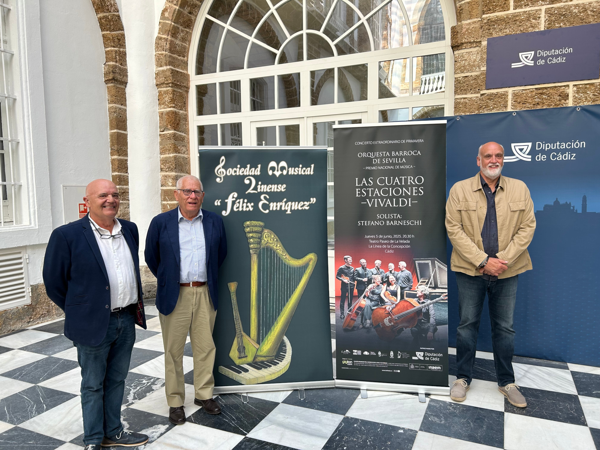 Javier Vidal y los representantes de la Sociedad Musical Linense