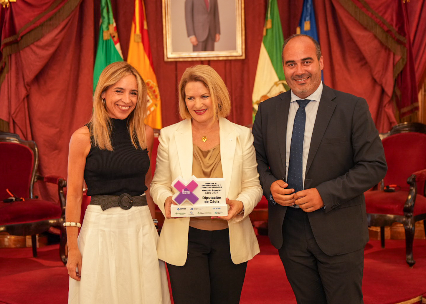 Premios emprendimiento_presidenta con premiada y Antonio Aragon