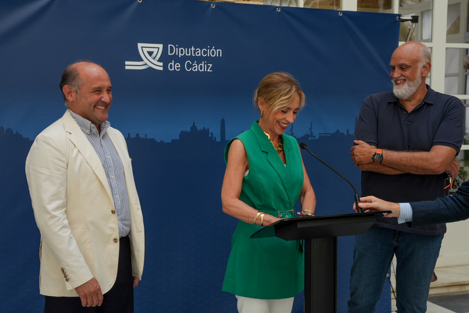 Almudena Martínez, junto a los vicepresidentes primero y segundo Juancho Ortiz y Javier Vidal