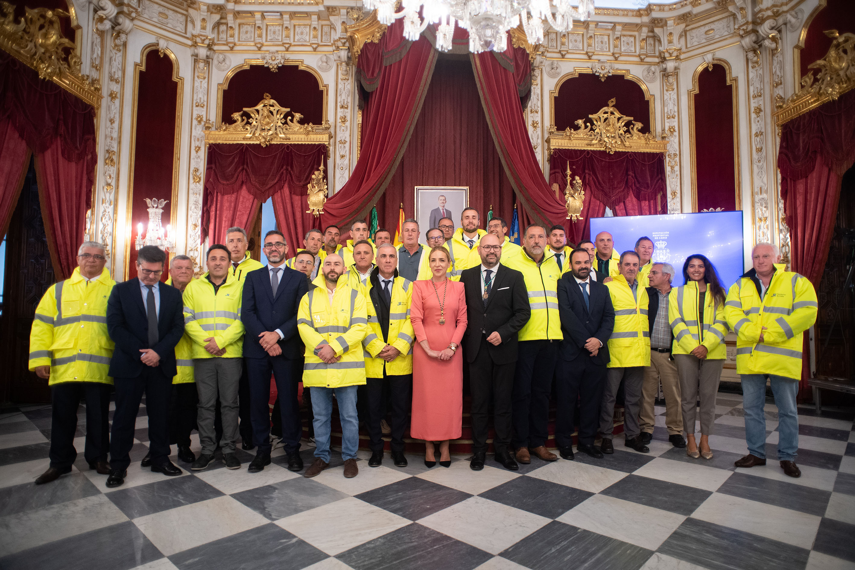 Almudena Martínez con las brigadas de carreteras