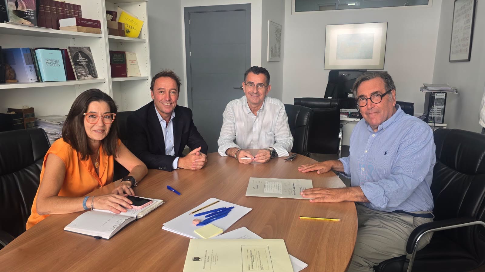 firma ante notario para ceder el suelo de las viviendas de Barbate firma ante notario para ceder el suelo de las viviendas de Barbate