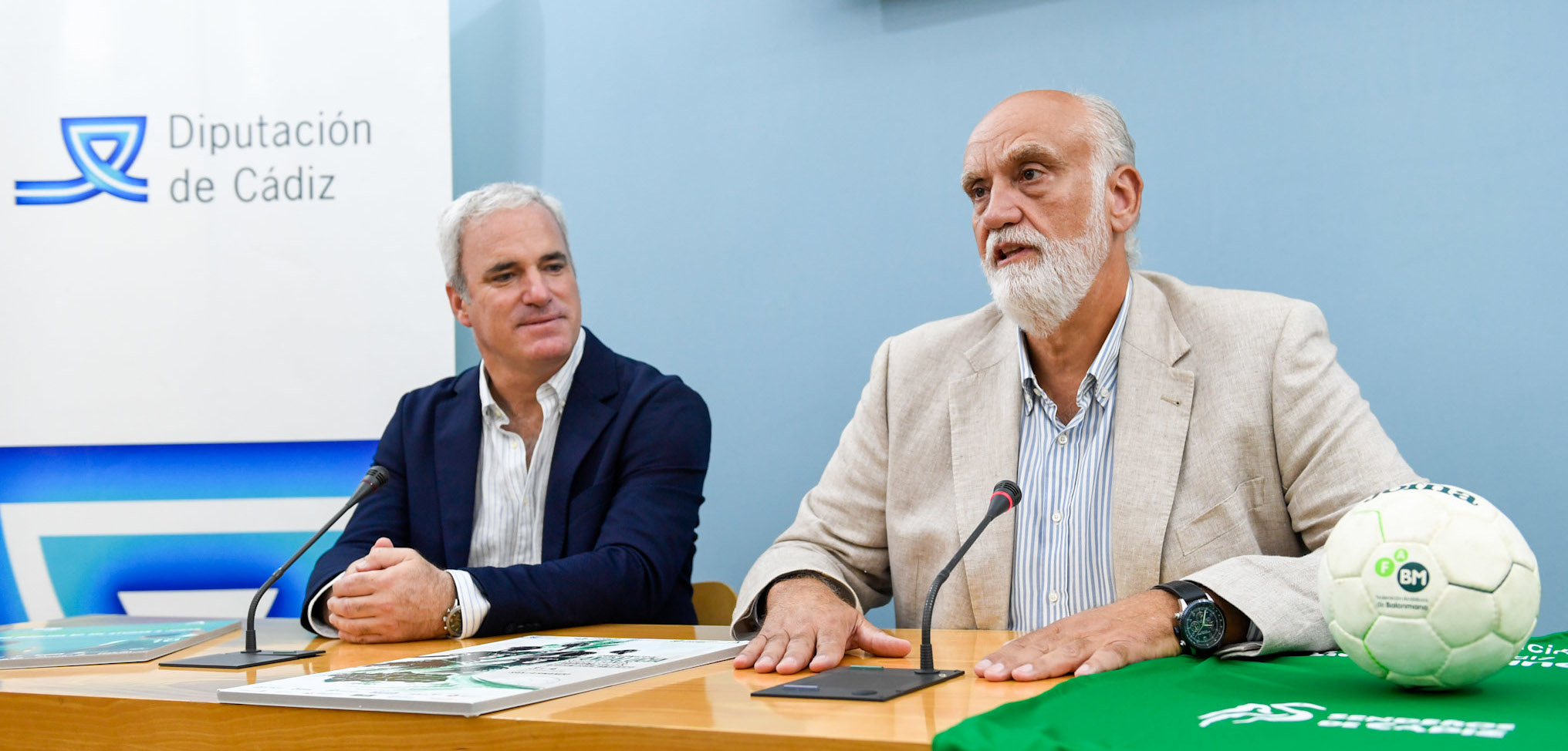 Vidal y Fernandez Navarrete presentan campeonato de balonmano Vidal y Fernandez Navarrete presentan campeonato de balonmano