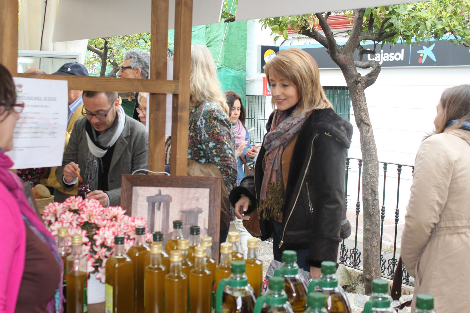 Pilar Pintor ante puesto de aceite