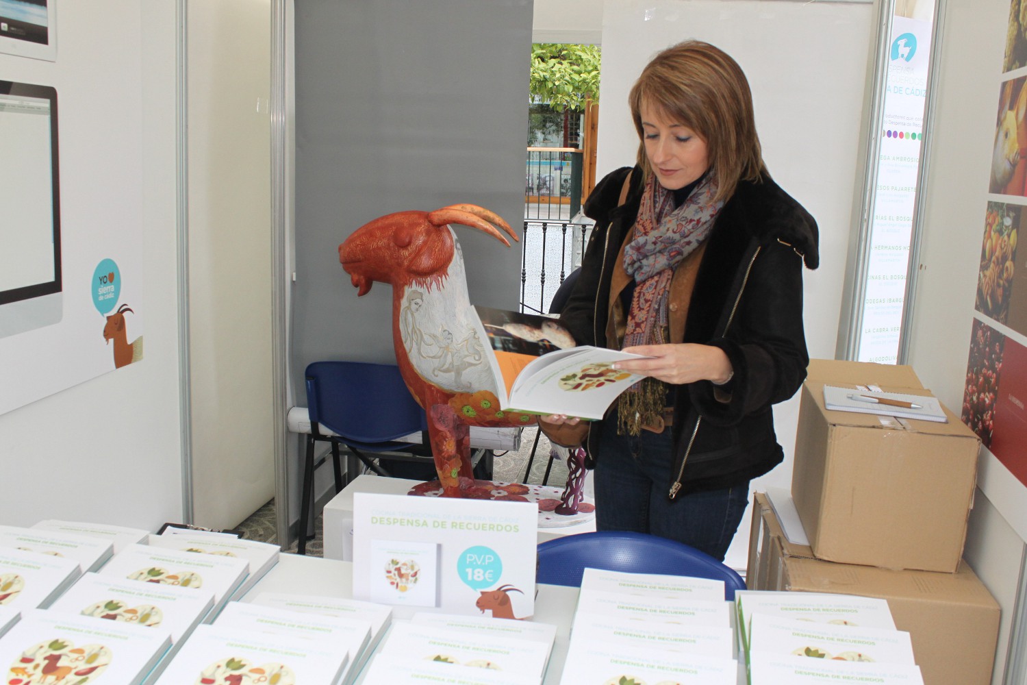 Pilar Pintor hojea el libro Despensa de Recuerdos