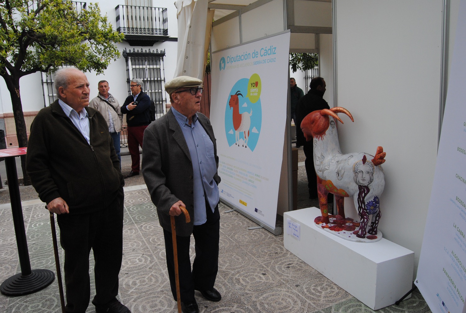 vecinos de Algodonales ante el icono de la cabra payoya