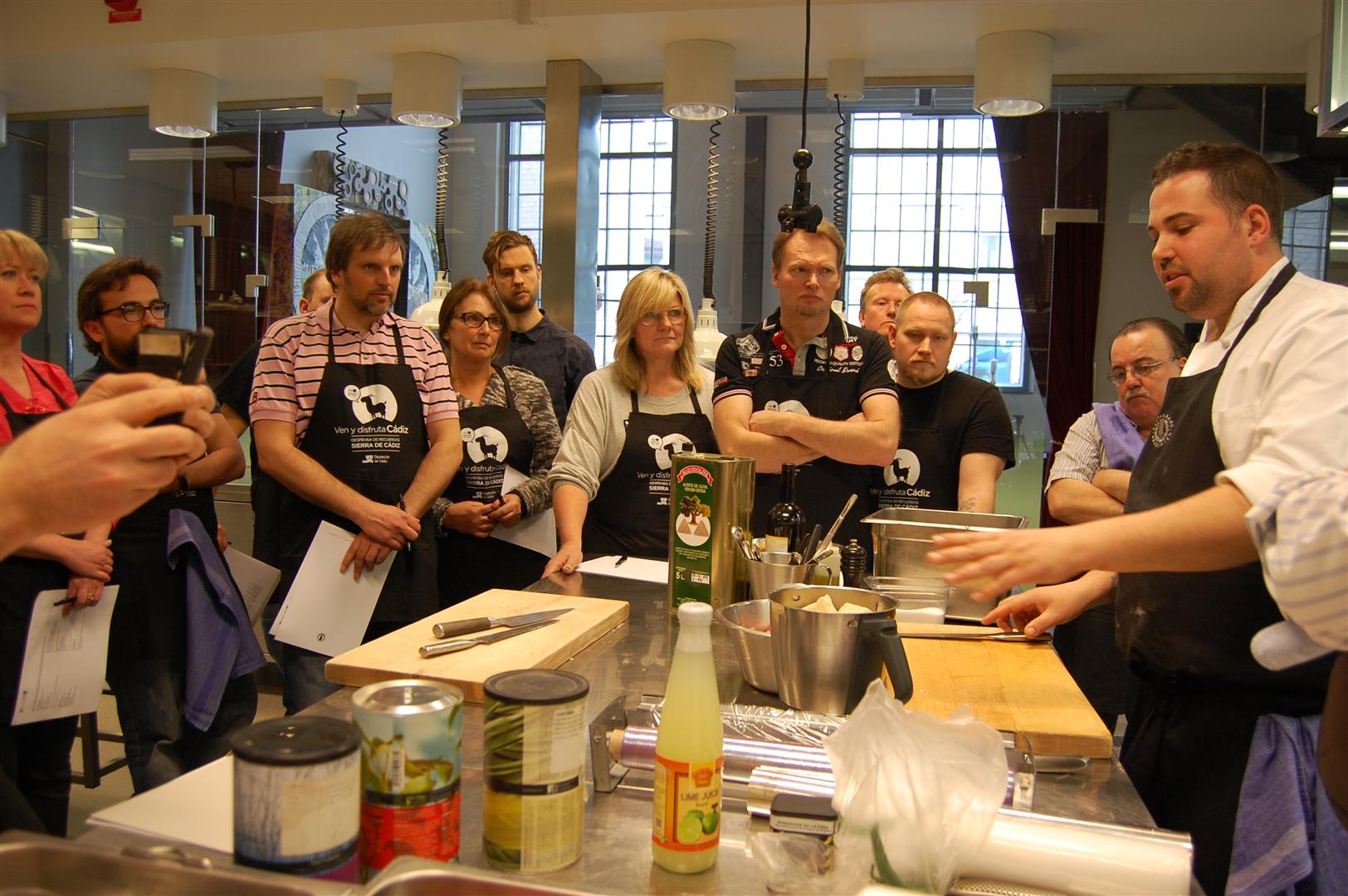 Mauro Barreiro en el taller de gastronomía