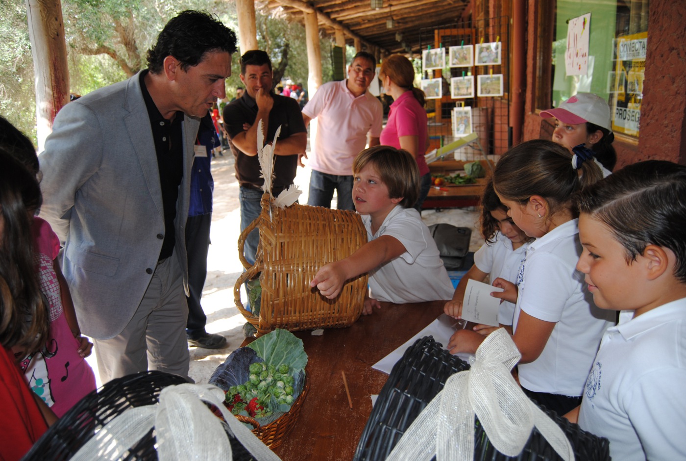 Daniel Sanchez ante puesto de verdura procedente de huerto escolar