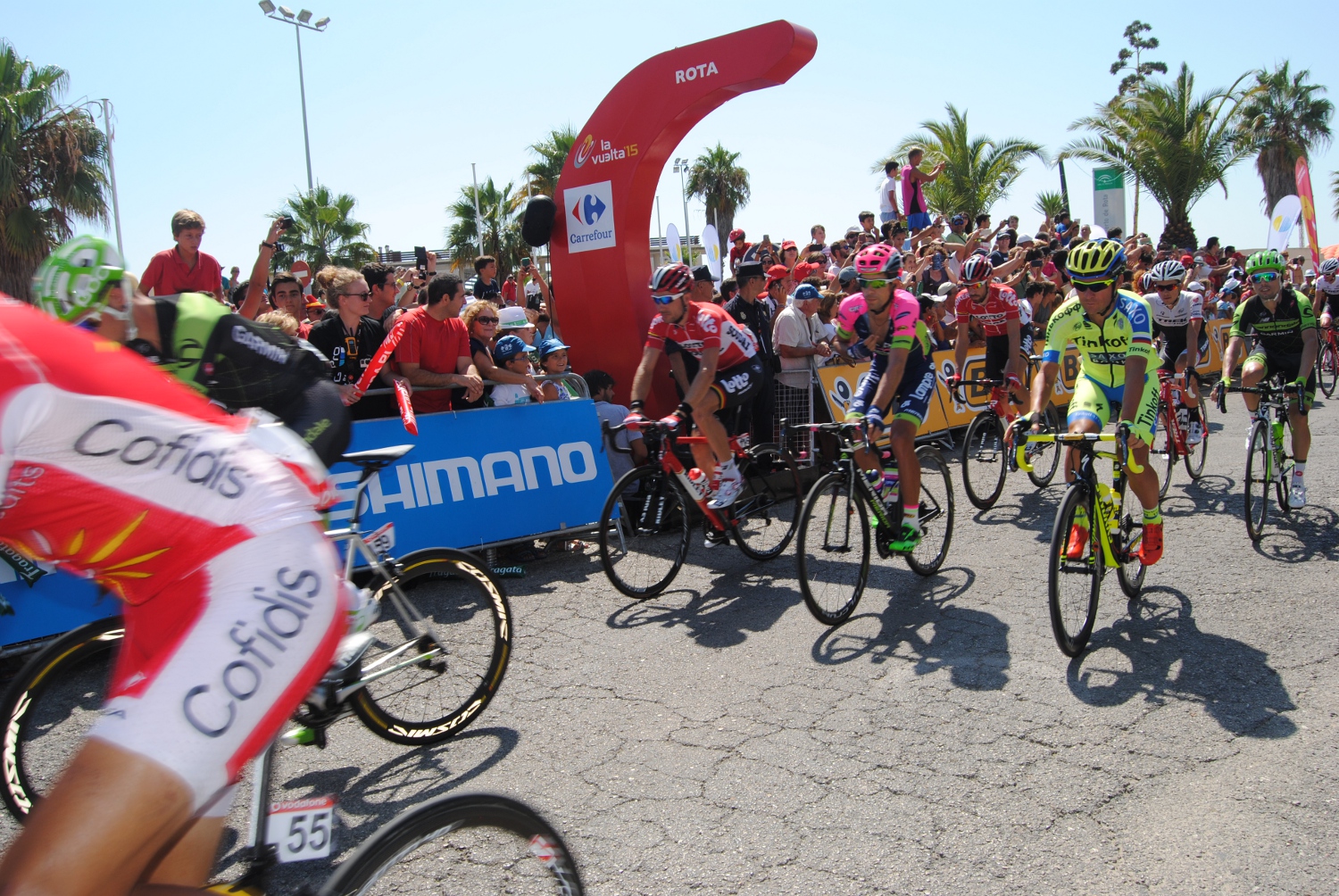 el peloton sale del puerto deportivo de Rota
