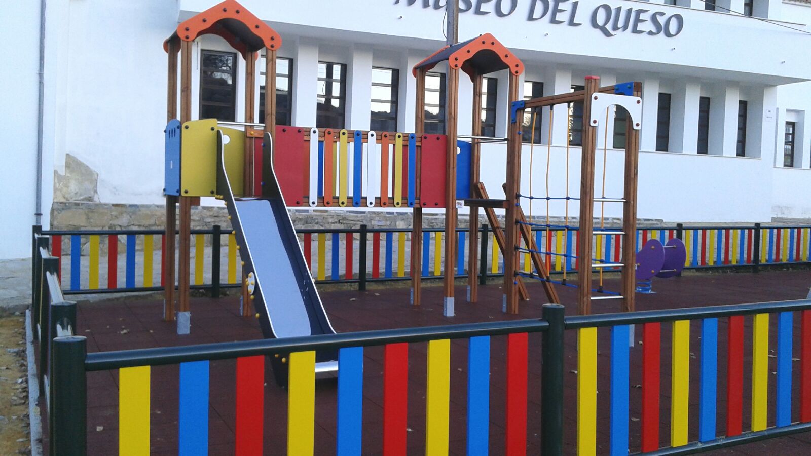 Parque infantil en Villaluenga