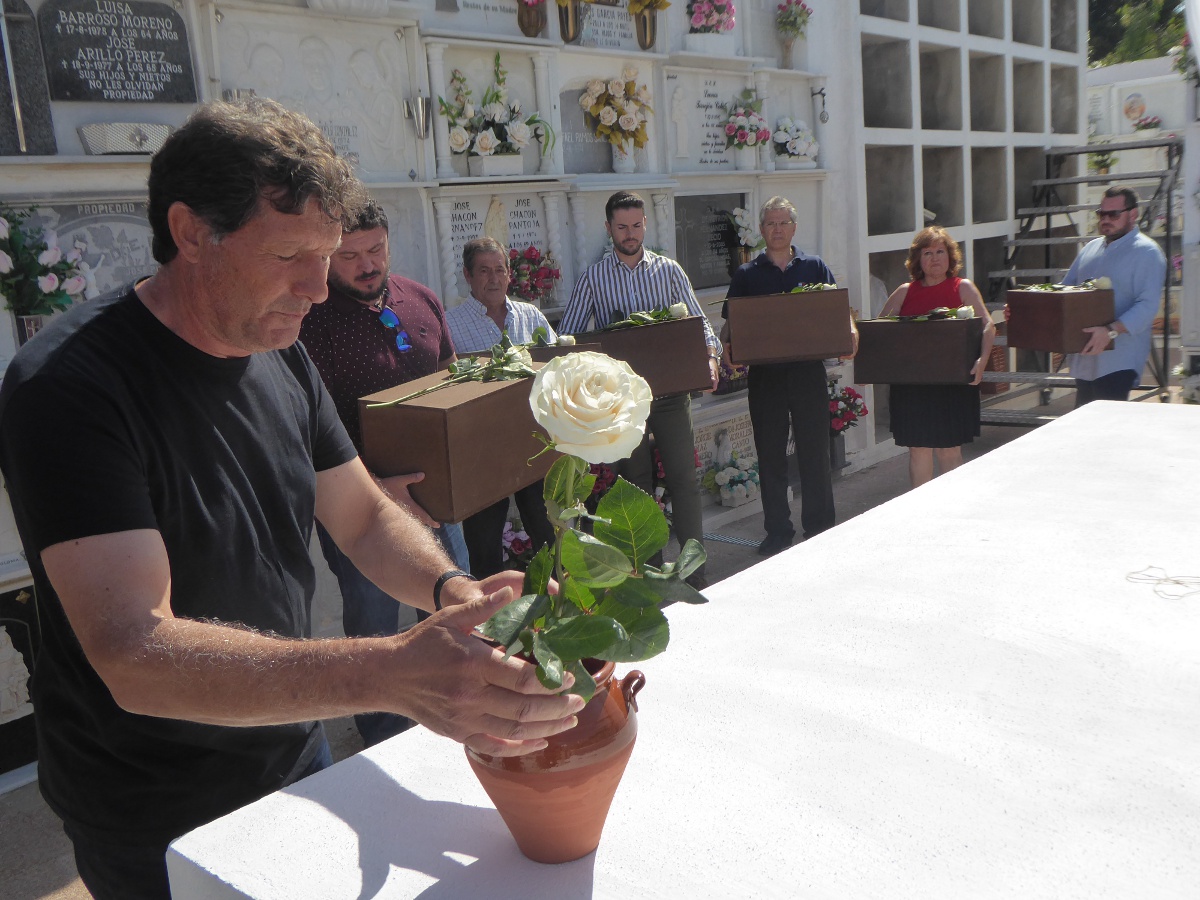 entierro en Paterna_Juan Luis Vega coloca una flor