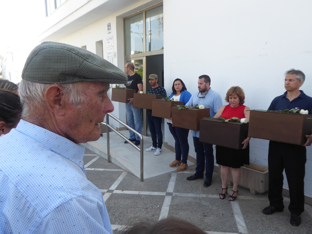 entierro en Paterna_Luis Vega ante las cajas