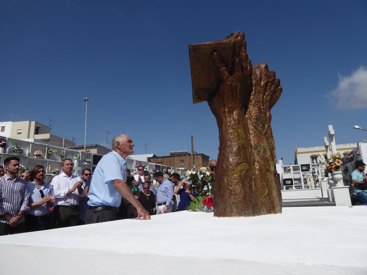 entierro en Paterna_Luis Vega mira la escultura