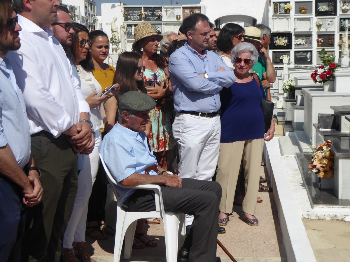 entierro en Paterna_Luis Vega sentado en el cementerio