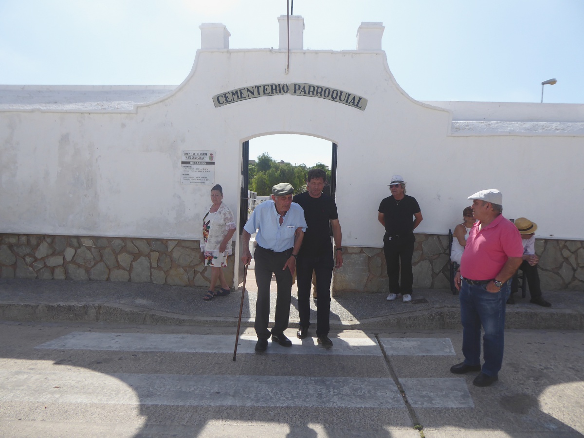 entierro en Paterna_Luis y Juan Luis Vega salen del cementerio