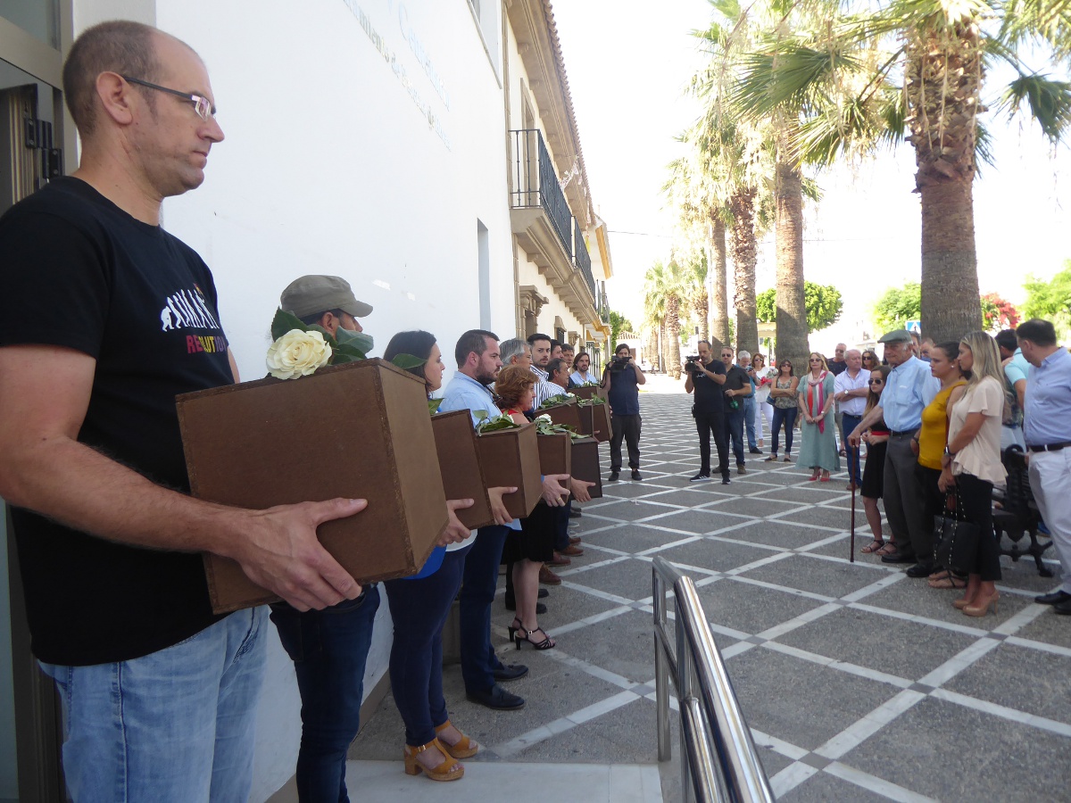 entierro en Paterna_las cajas ante el pueblo