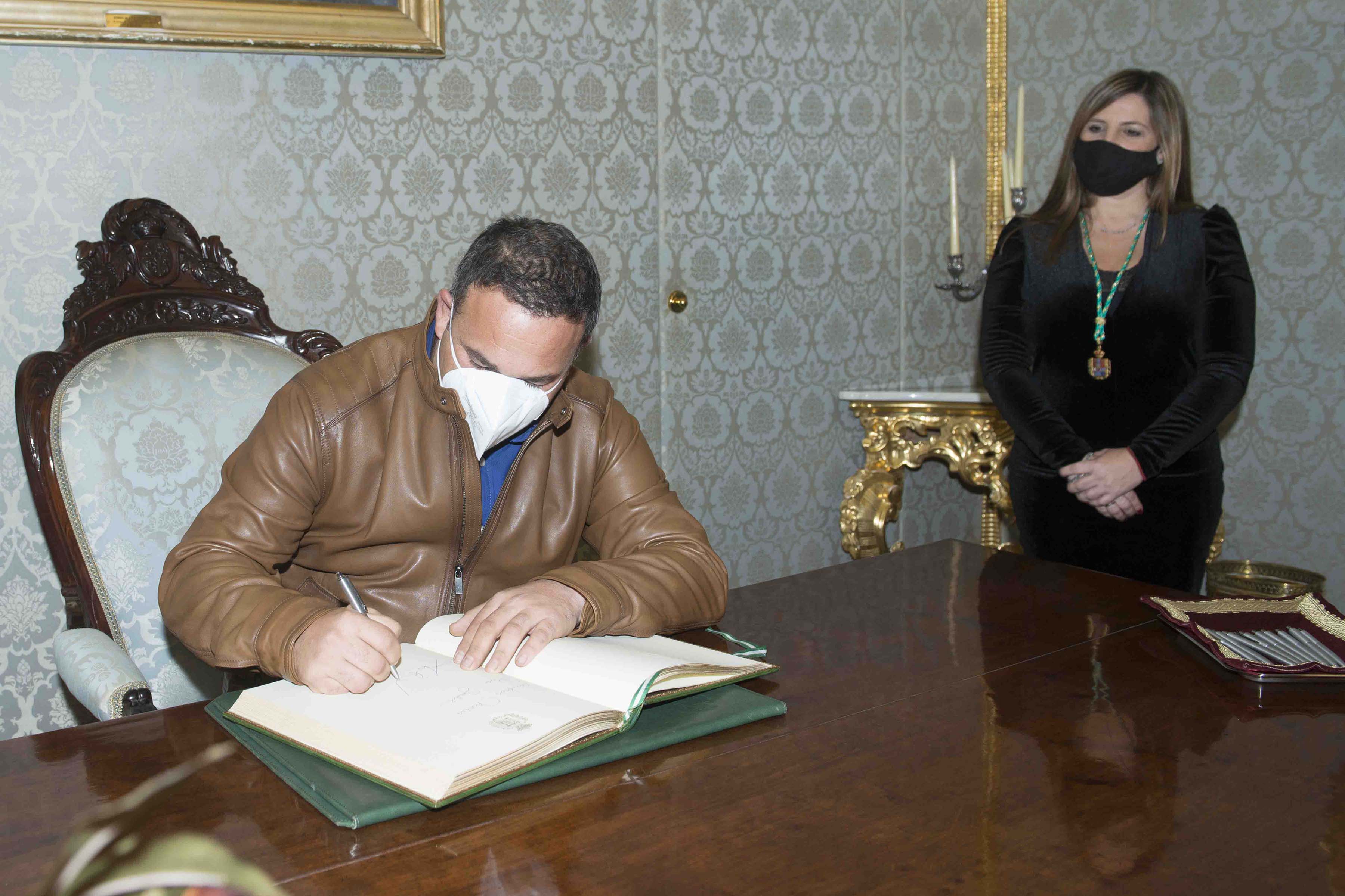 firma angel leon