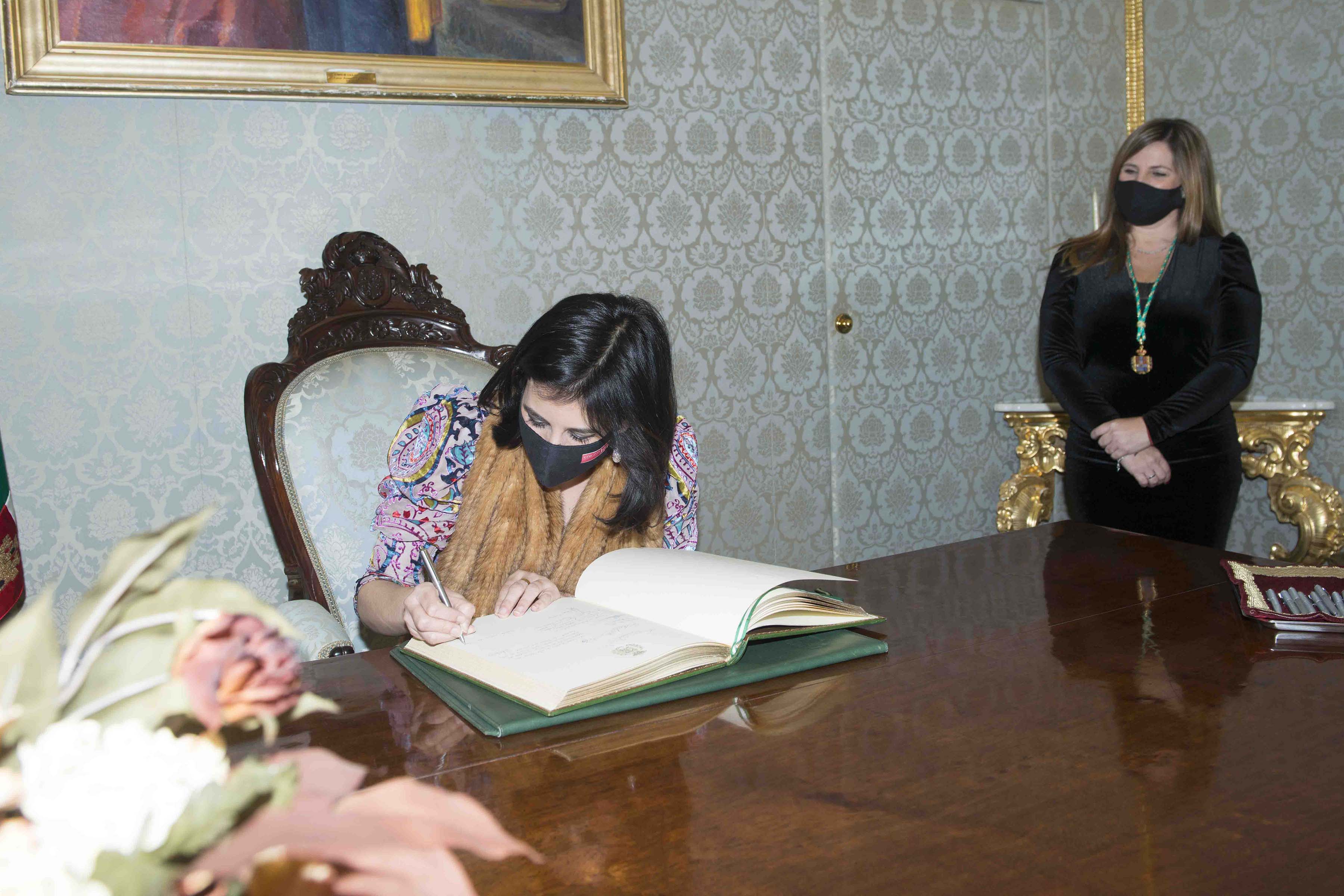 firma laura vital