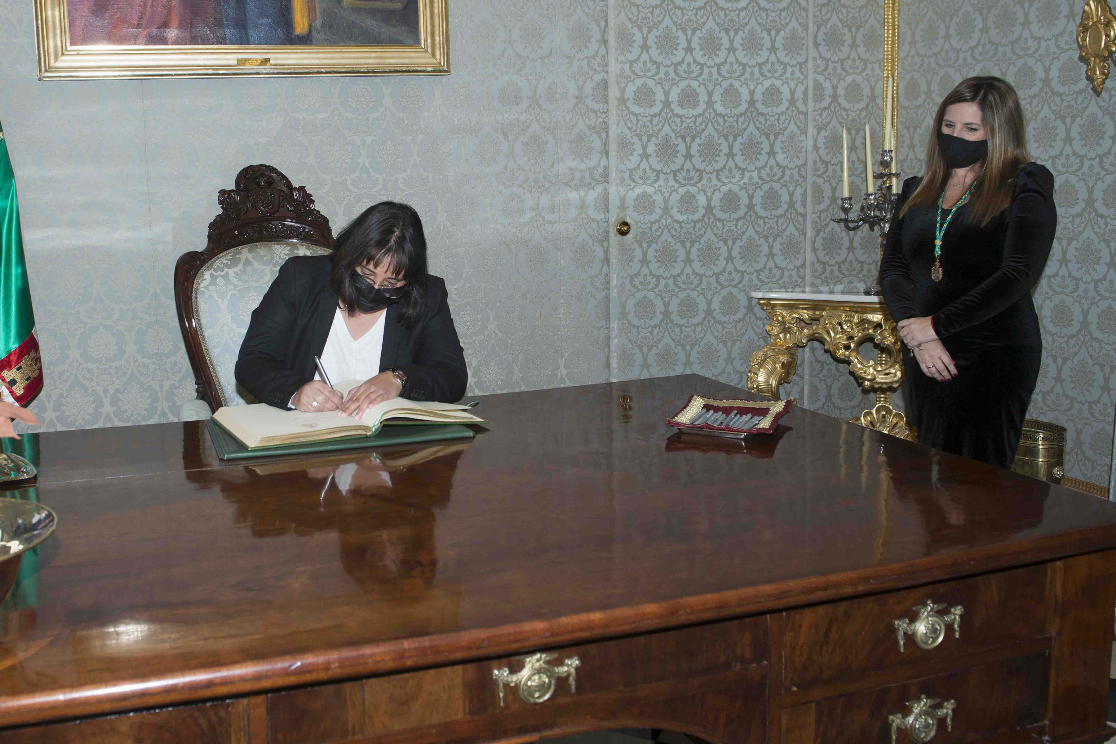 firma manuela leal