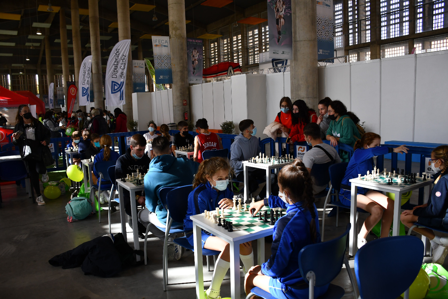 feria del deporte_escolares juegan al ajedrez