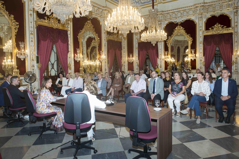 Público en el acto de adhesión a la declaración de París