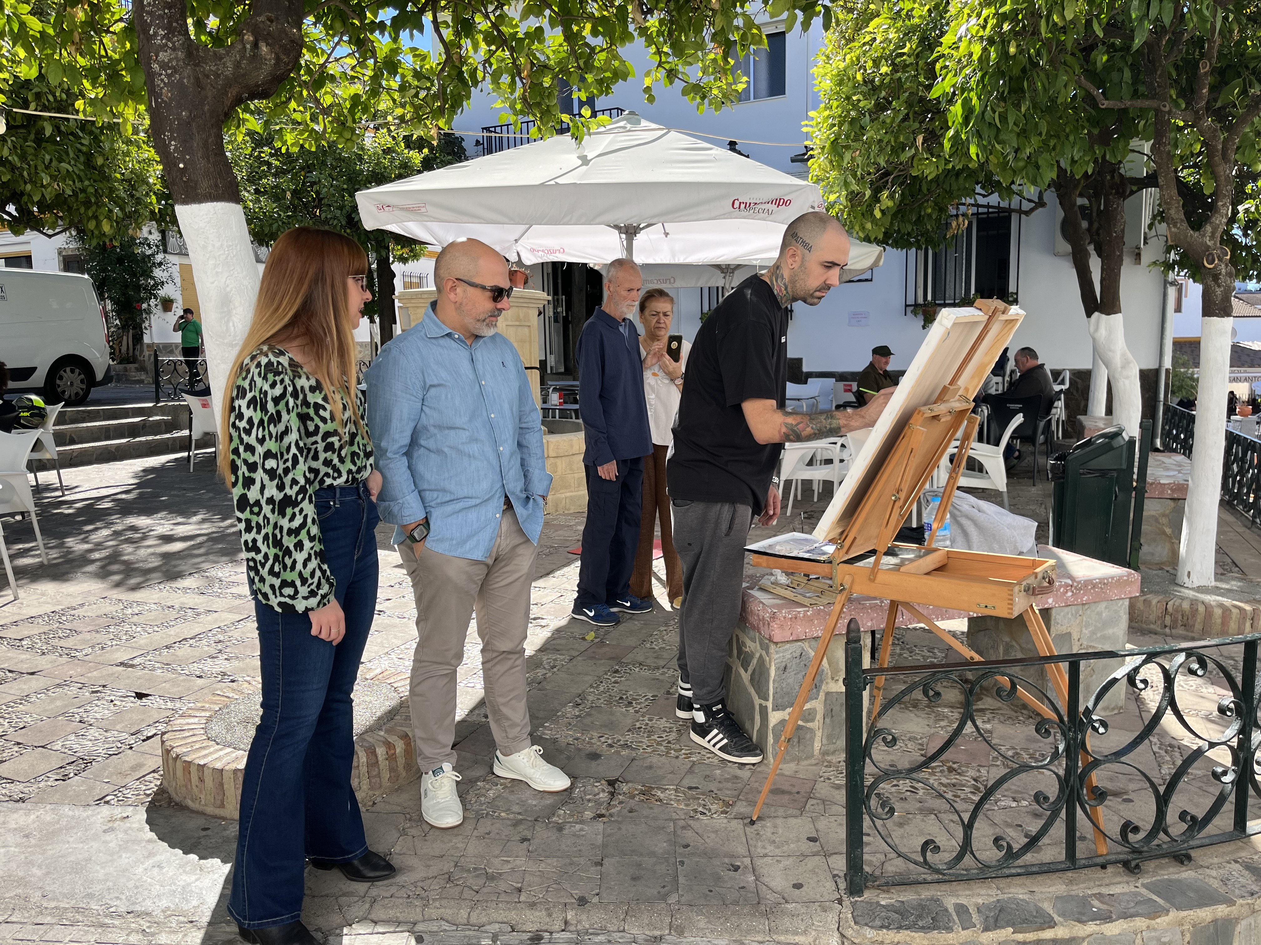 Manuel Chacón y Pilar García observan una de las obras