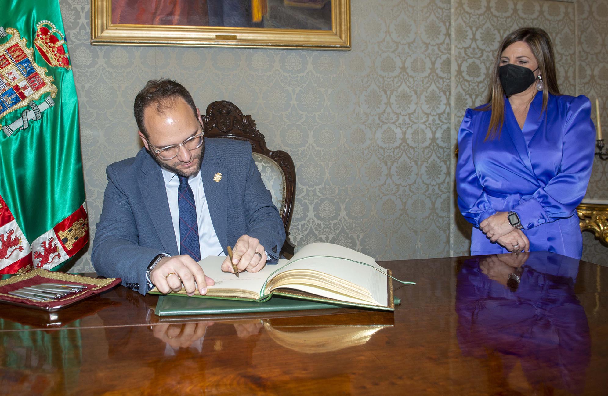 Adrián Vaca firma en el Libro de Honor