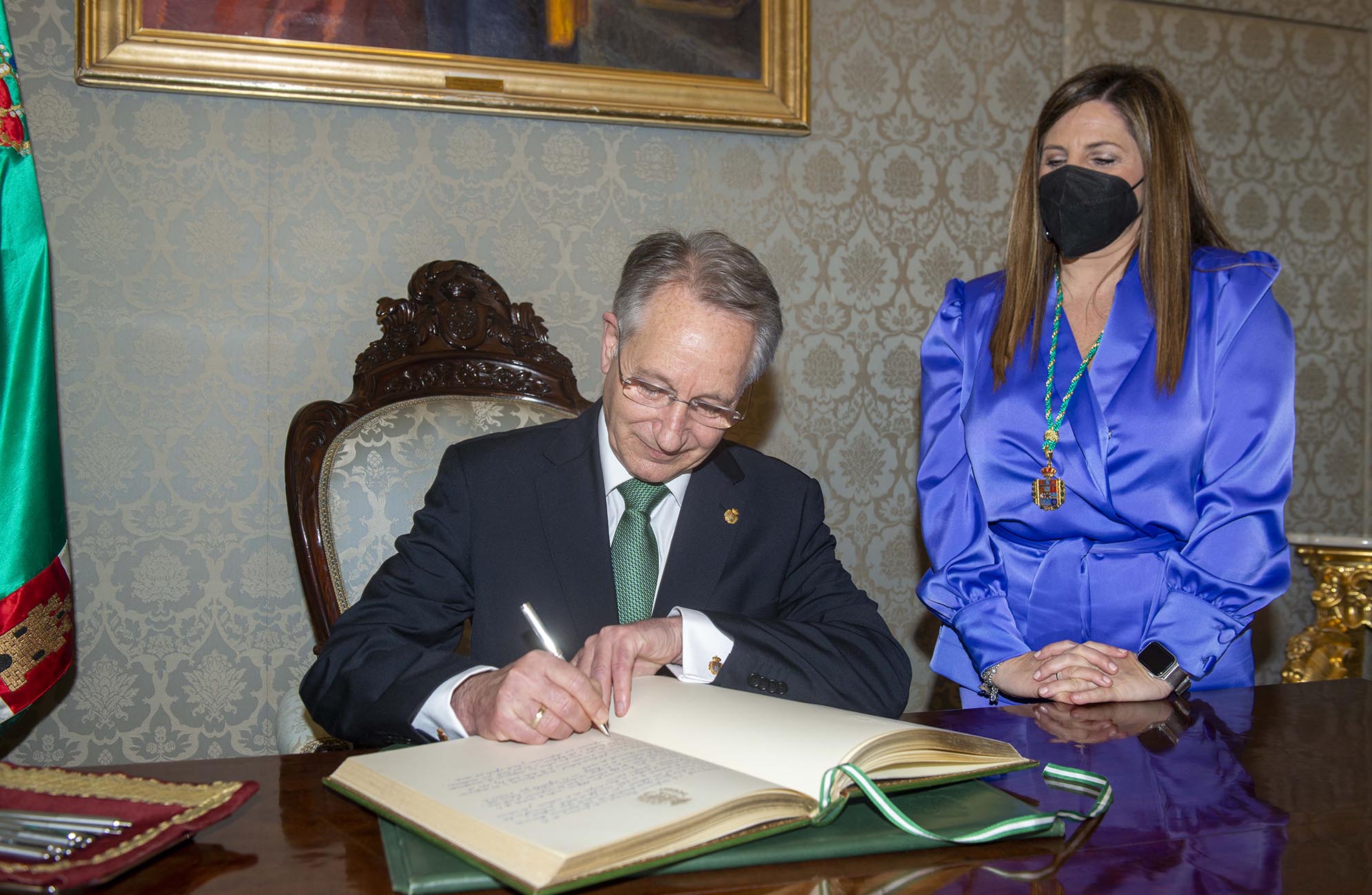 Antonio Sancho firma en el Libro de Honor