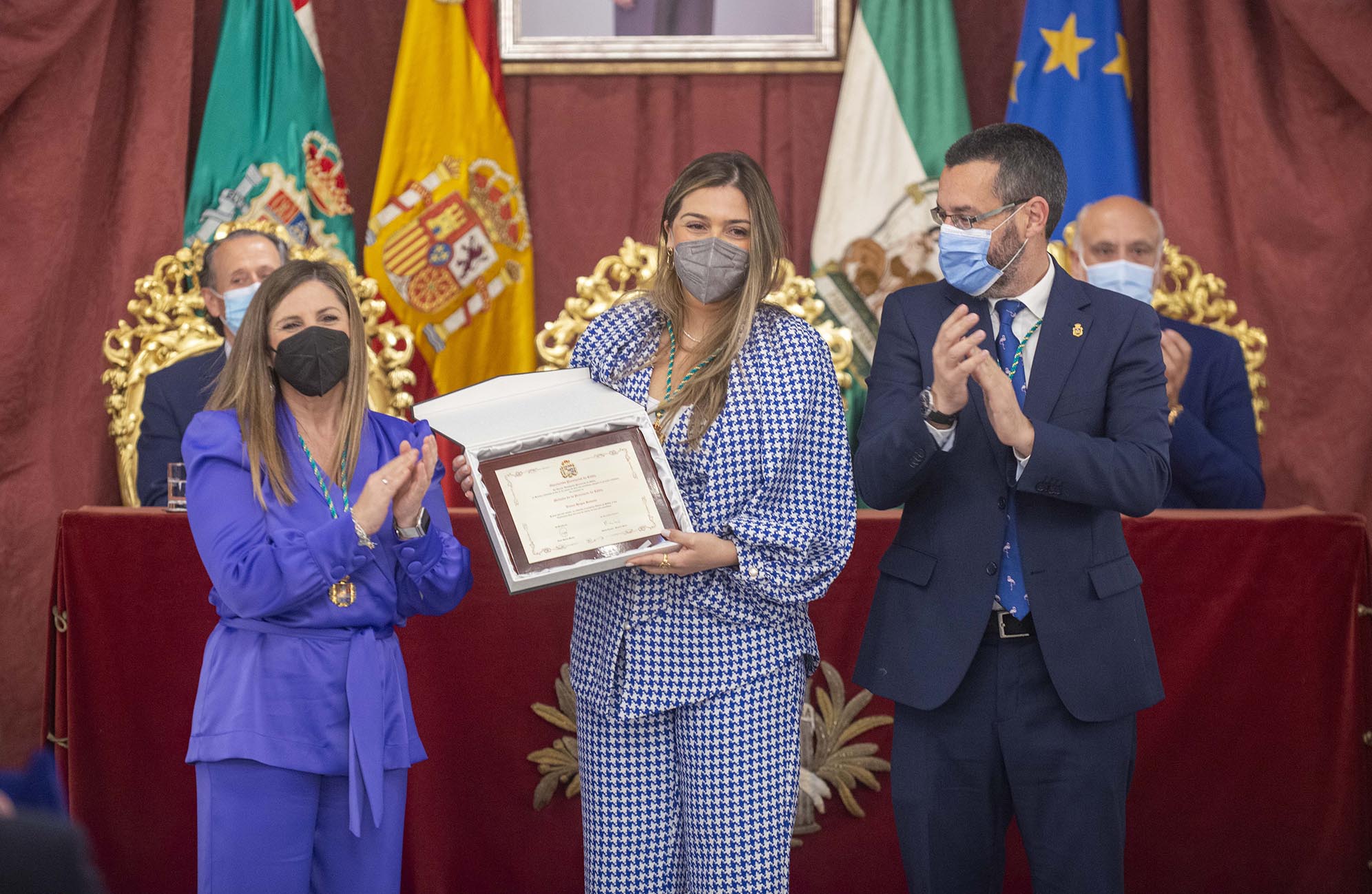 Begoña Arana, presidenta de Hogar Betania, recoge la Medalla de la Provincia