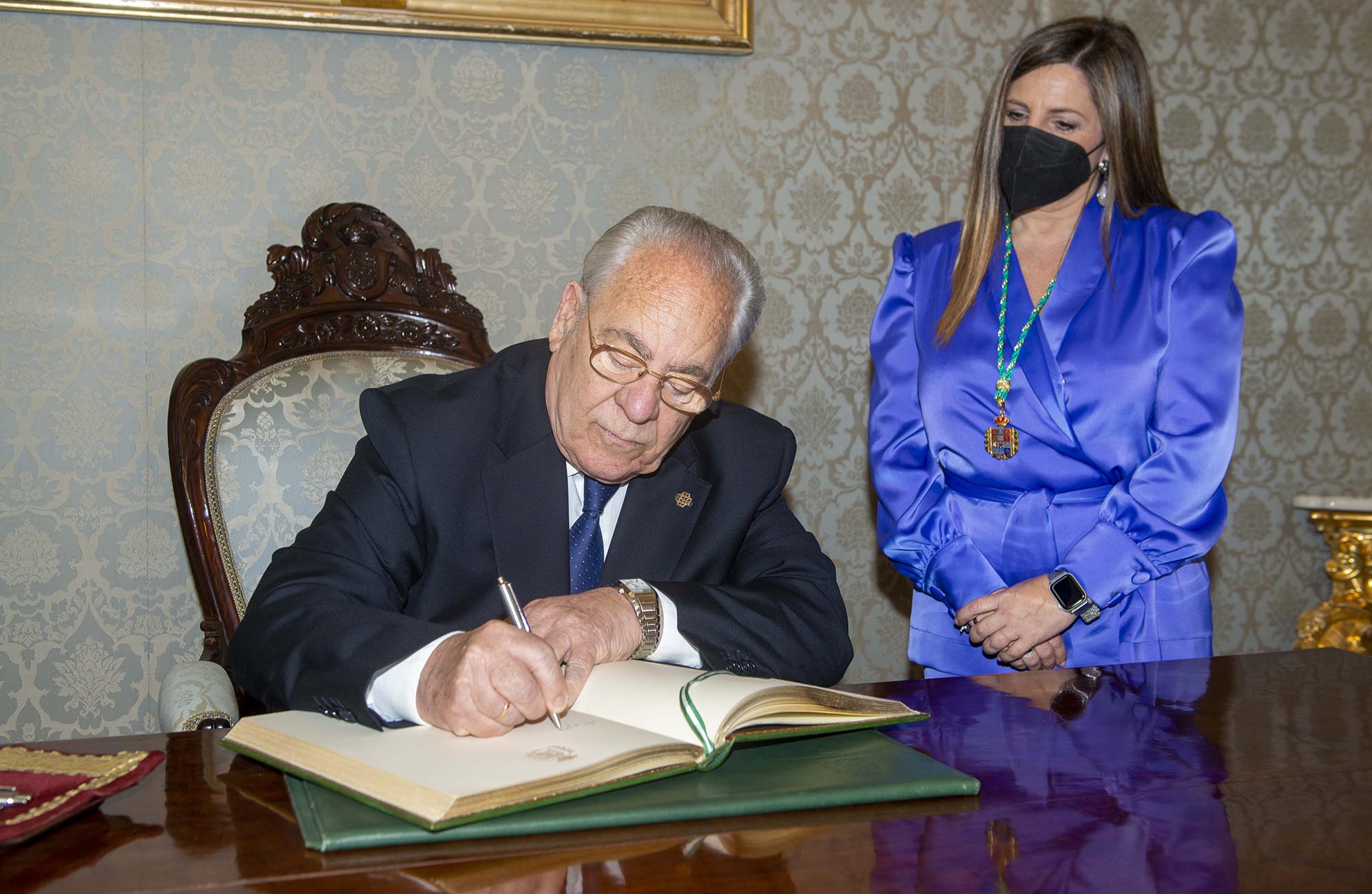 Félix Rodríguez firma en el Libro de Honor