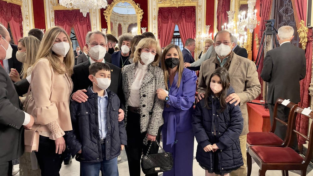 Irene García con Antonio Sancho y su familia