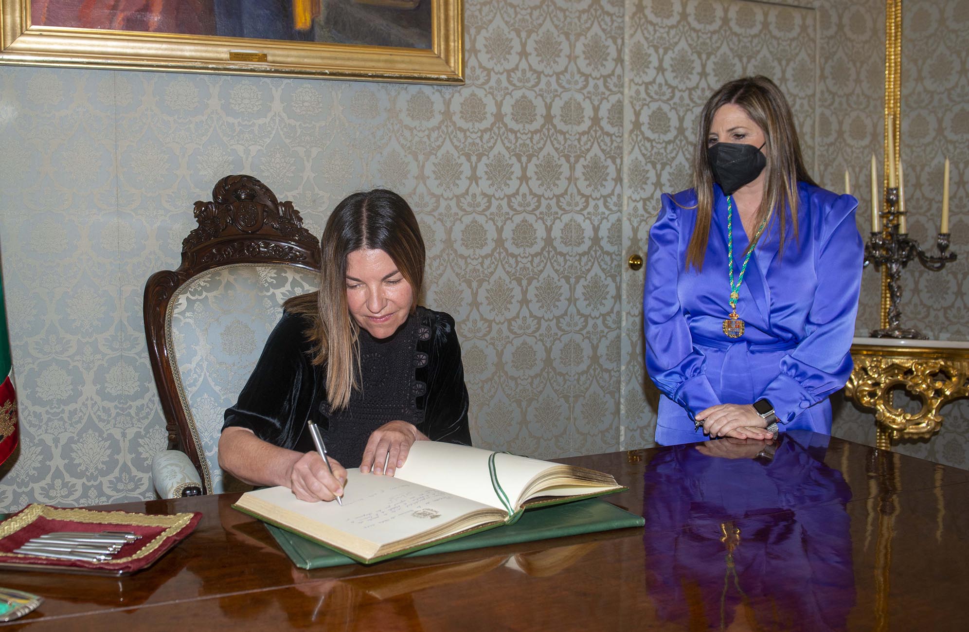 Lorena Montero firma en el Libro de Honor