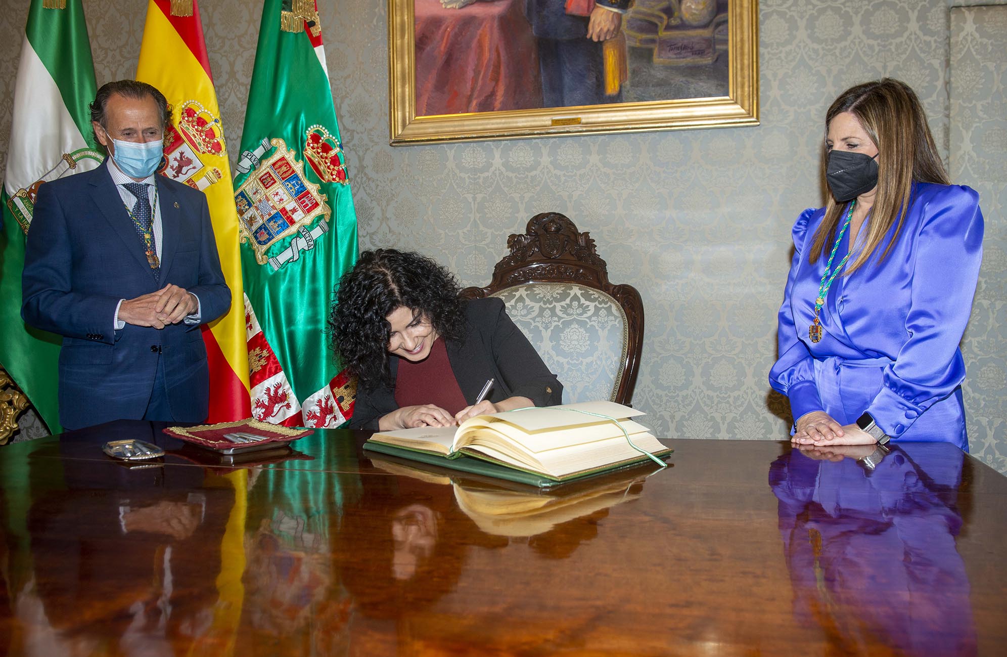 Patricia González firma en el Libro de Honor