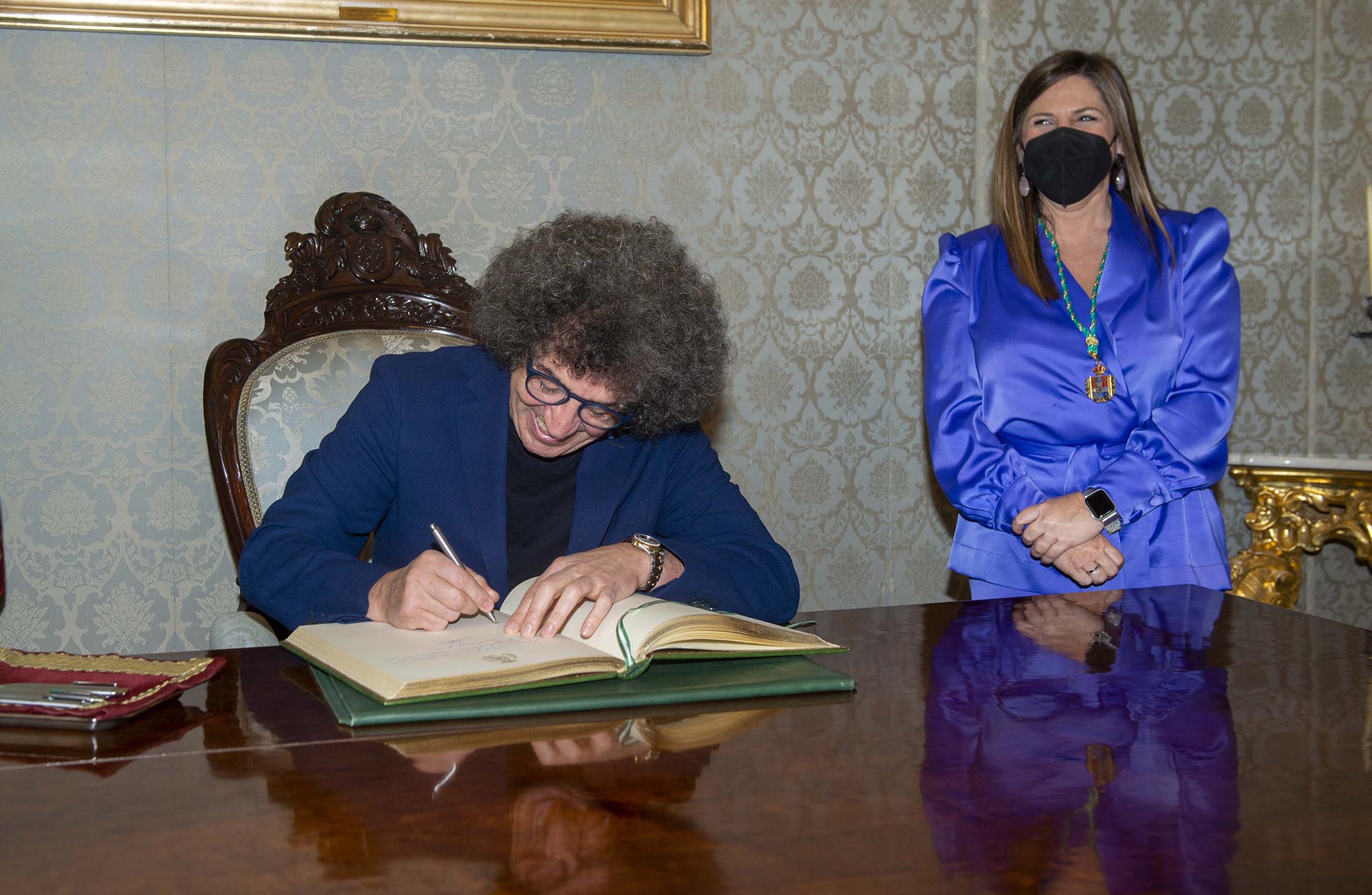 Rafael Casillas firma en el Libro de Honor