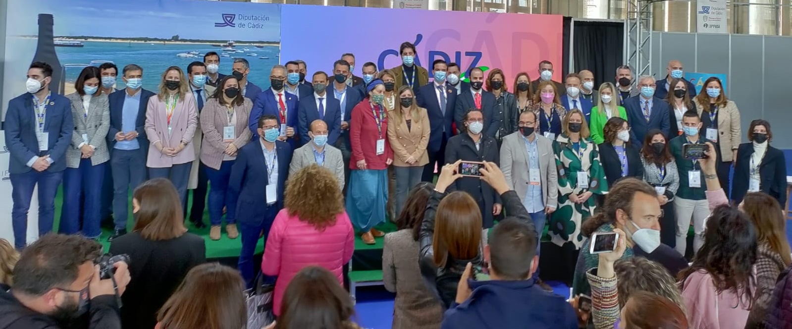 alargada Foto de familia de la inauguración de la feria Bienmesabe  recorte