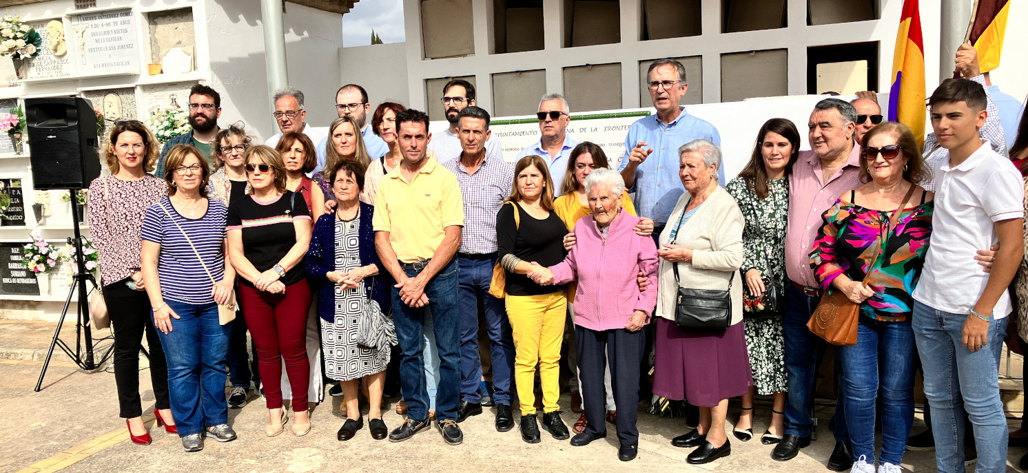 homenaje en Jimena_familiares en el cementerio