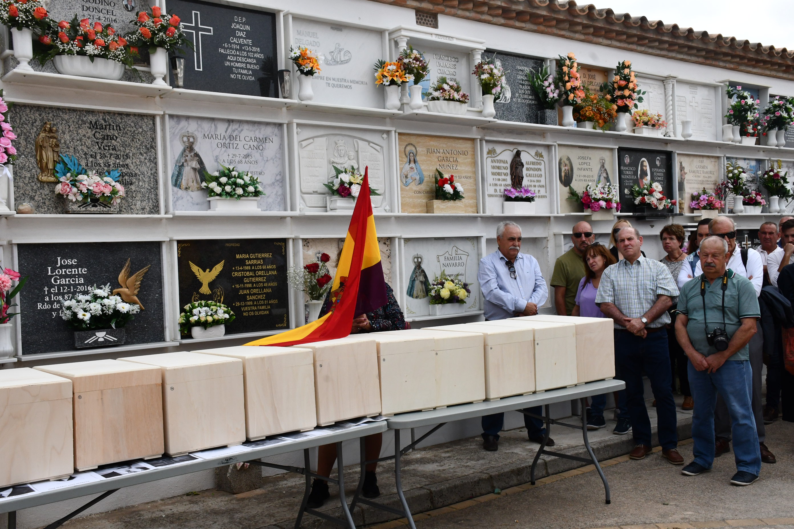 homenaje en Jimena_las cajas con las 19 victimas