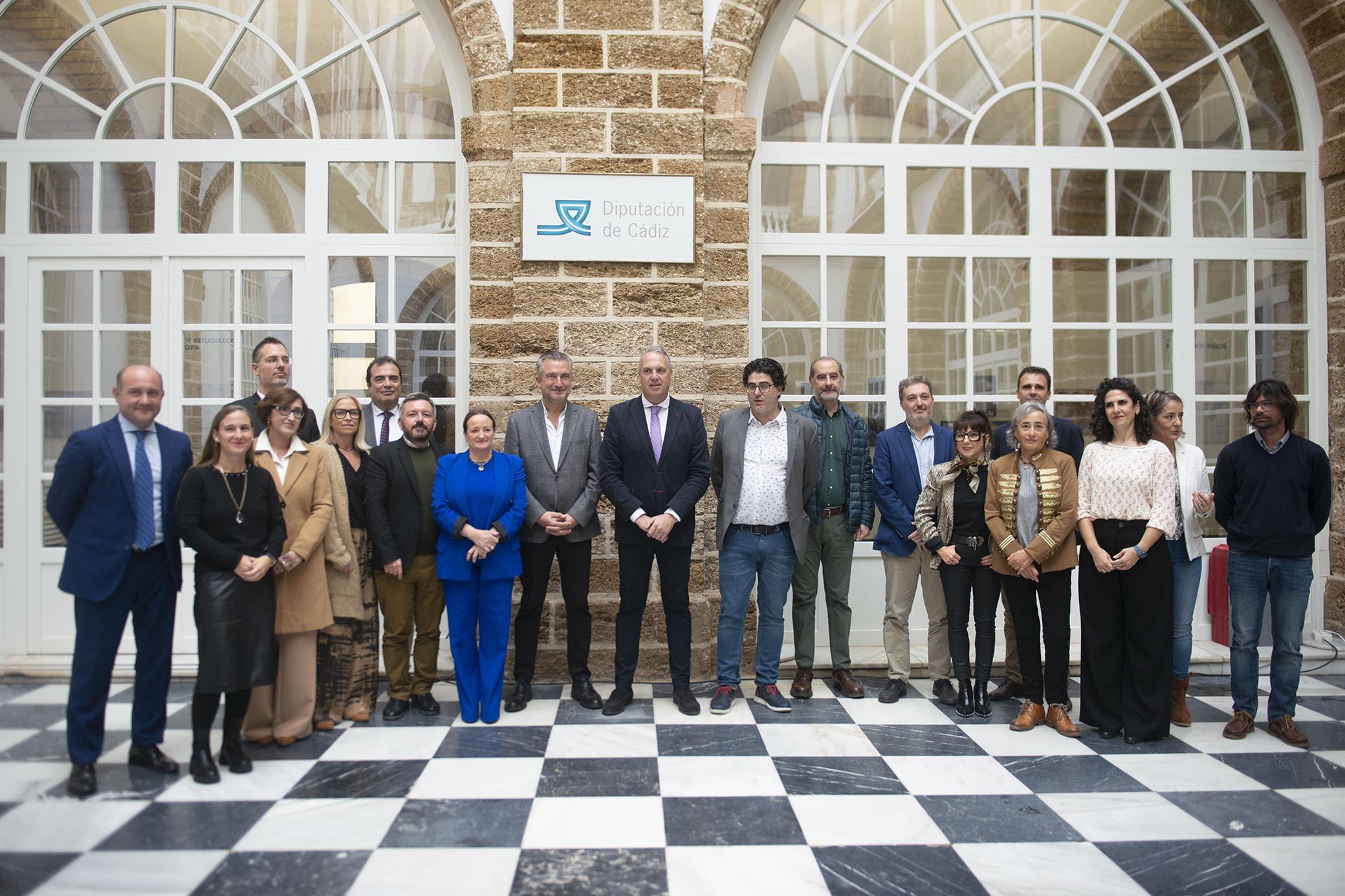 Foto de grupo con los medios firmantes