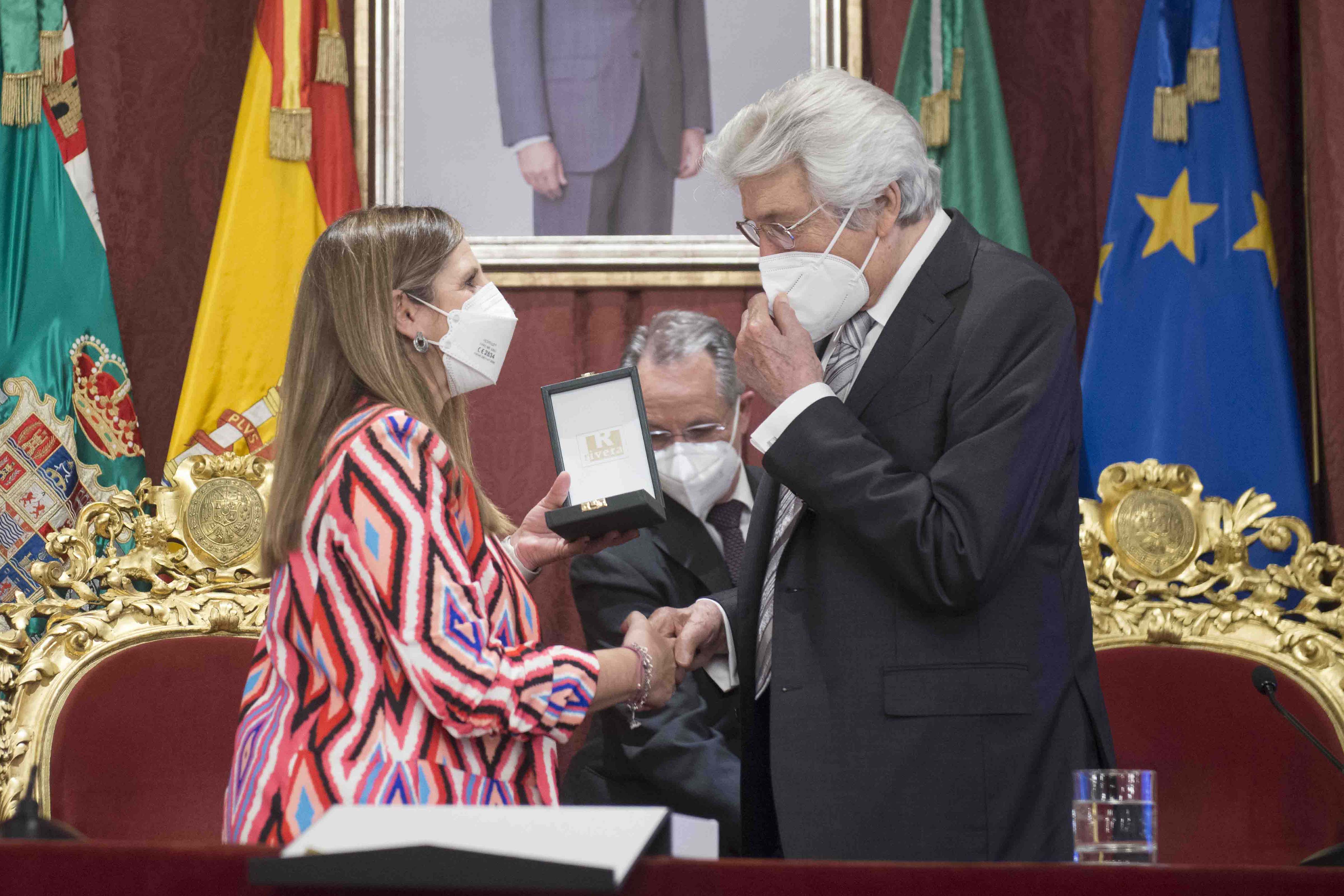 manuel alejandro recibe