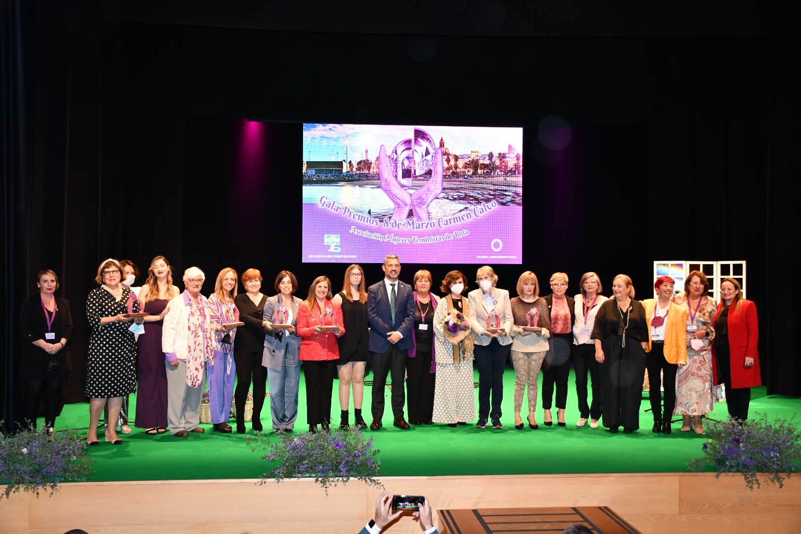 Foto de familia de las premiadas, miembros de la asociación y representantes del Ayuntamiento de Rota.