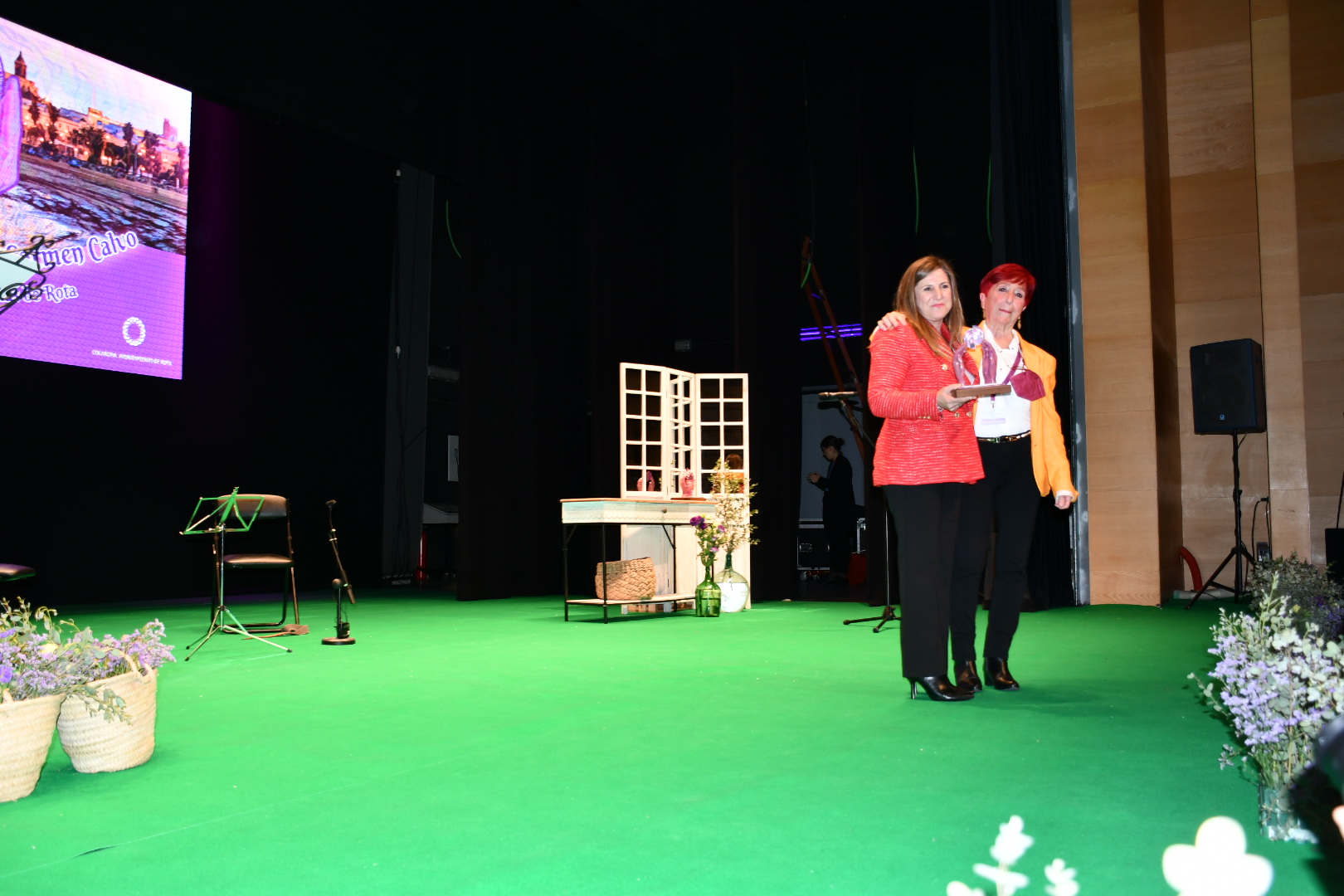 Irene García, junto a Rosa Gatón, con el premio recibido