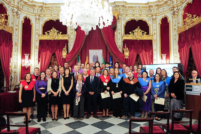 Foto de grupo con los alumnos que han terminado sus estudios en la UNED