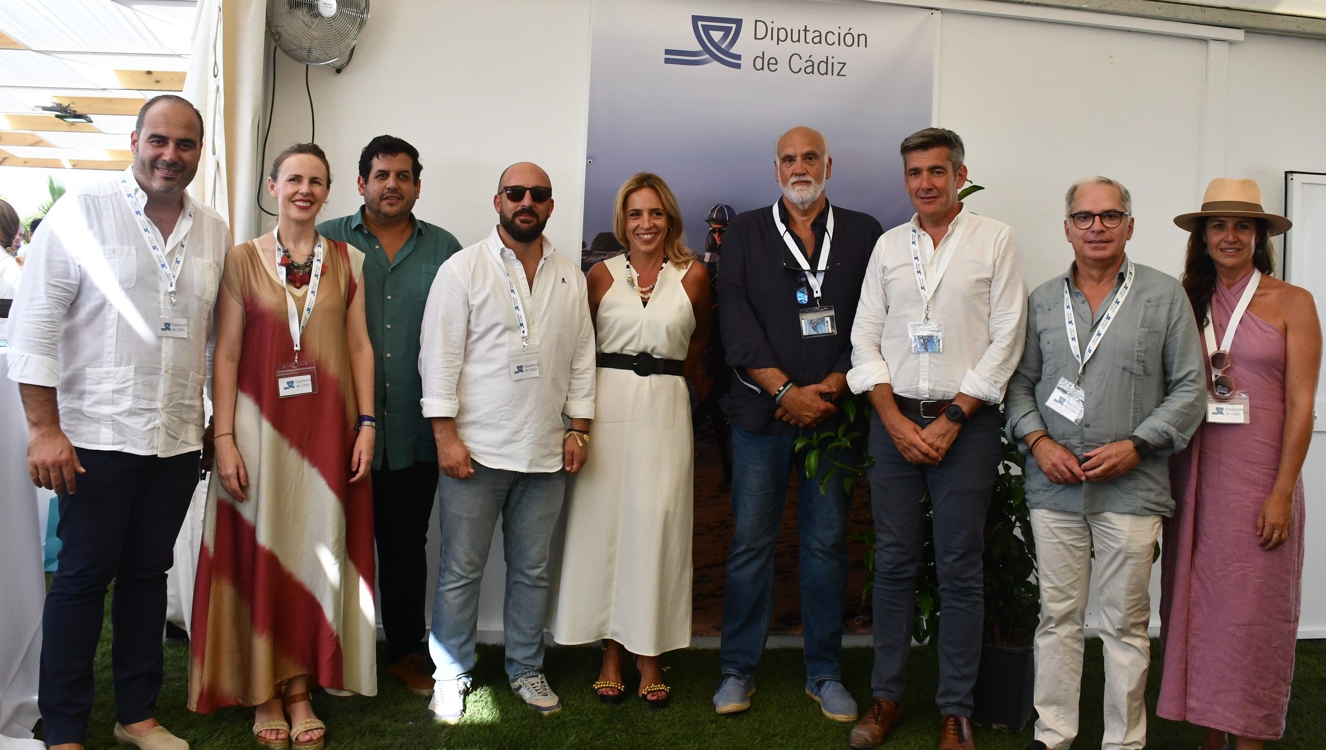 Foto de grupo con vicepresidentes, diputados y delegado territorial de Turismo