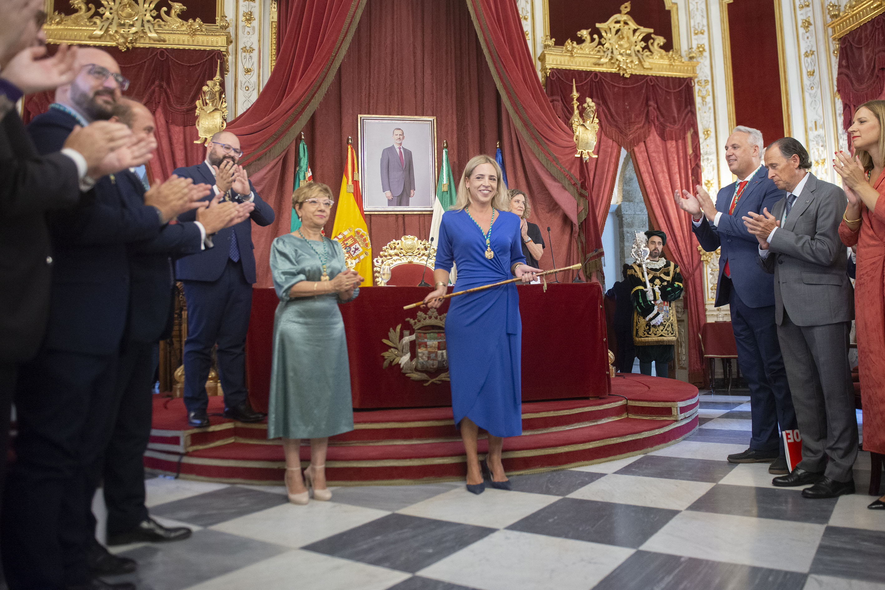 Almudena Martínez con el bastón de mando 02