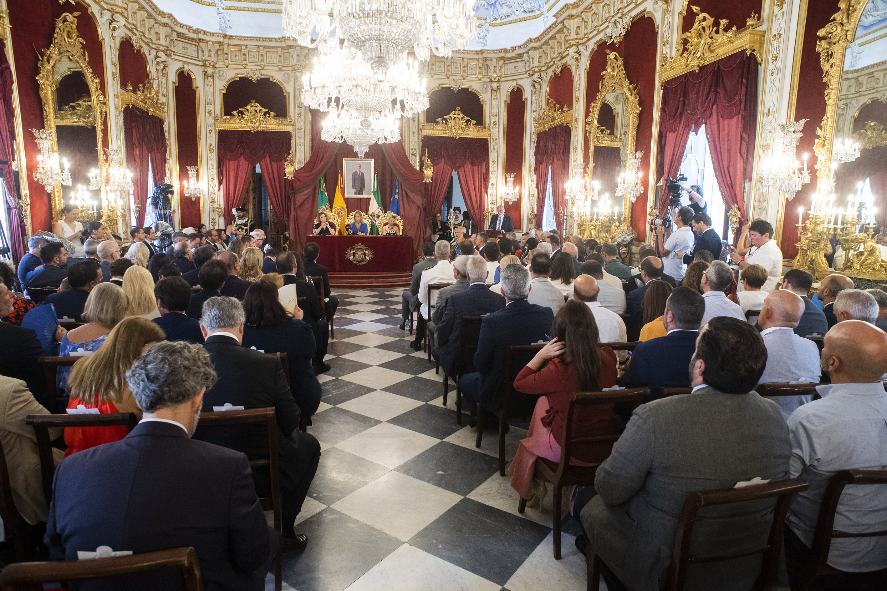 Almudena Martínez preside el Pleno