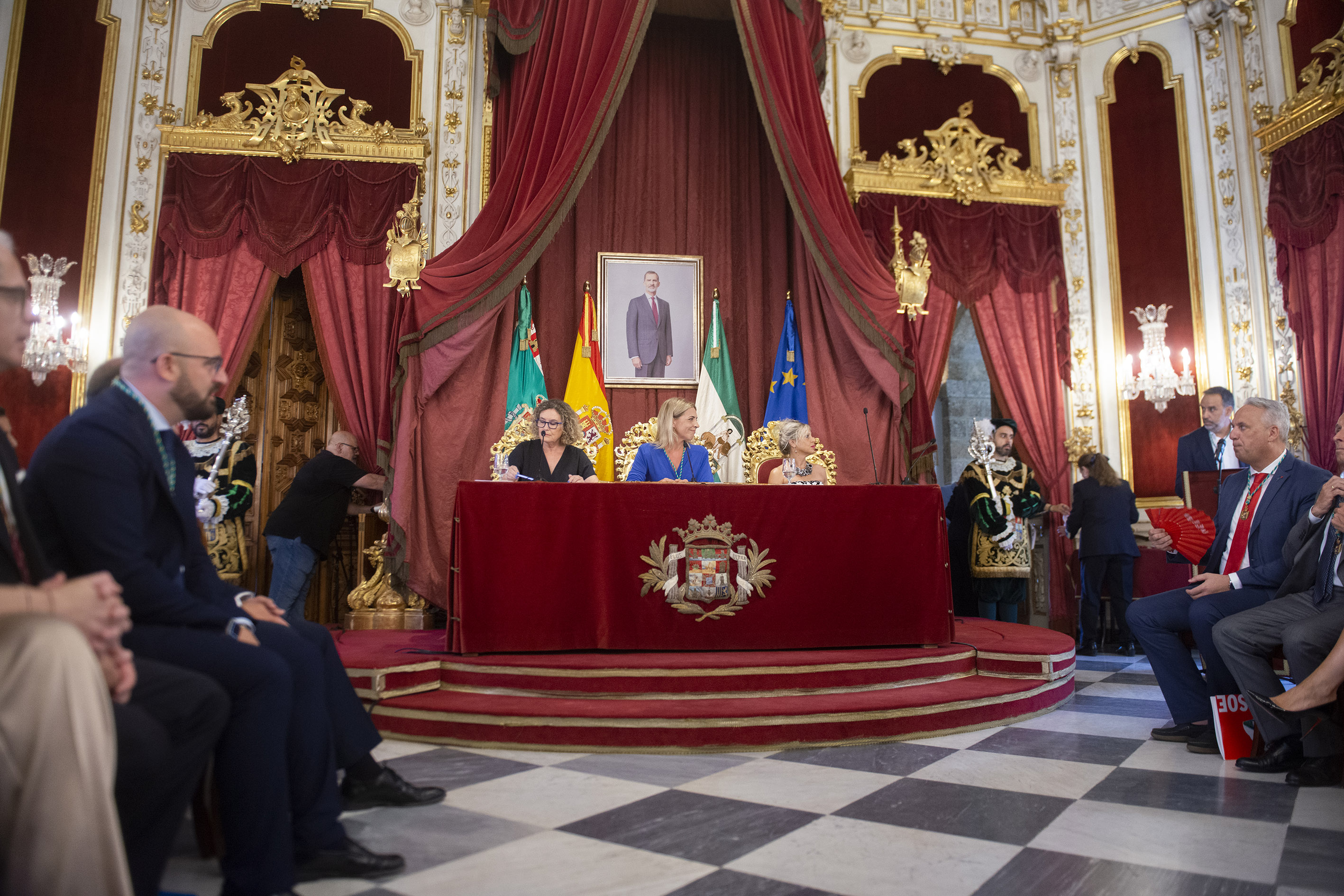 Almudena Martínez presidiendo su primera sesión