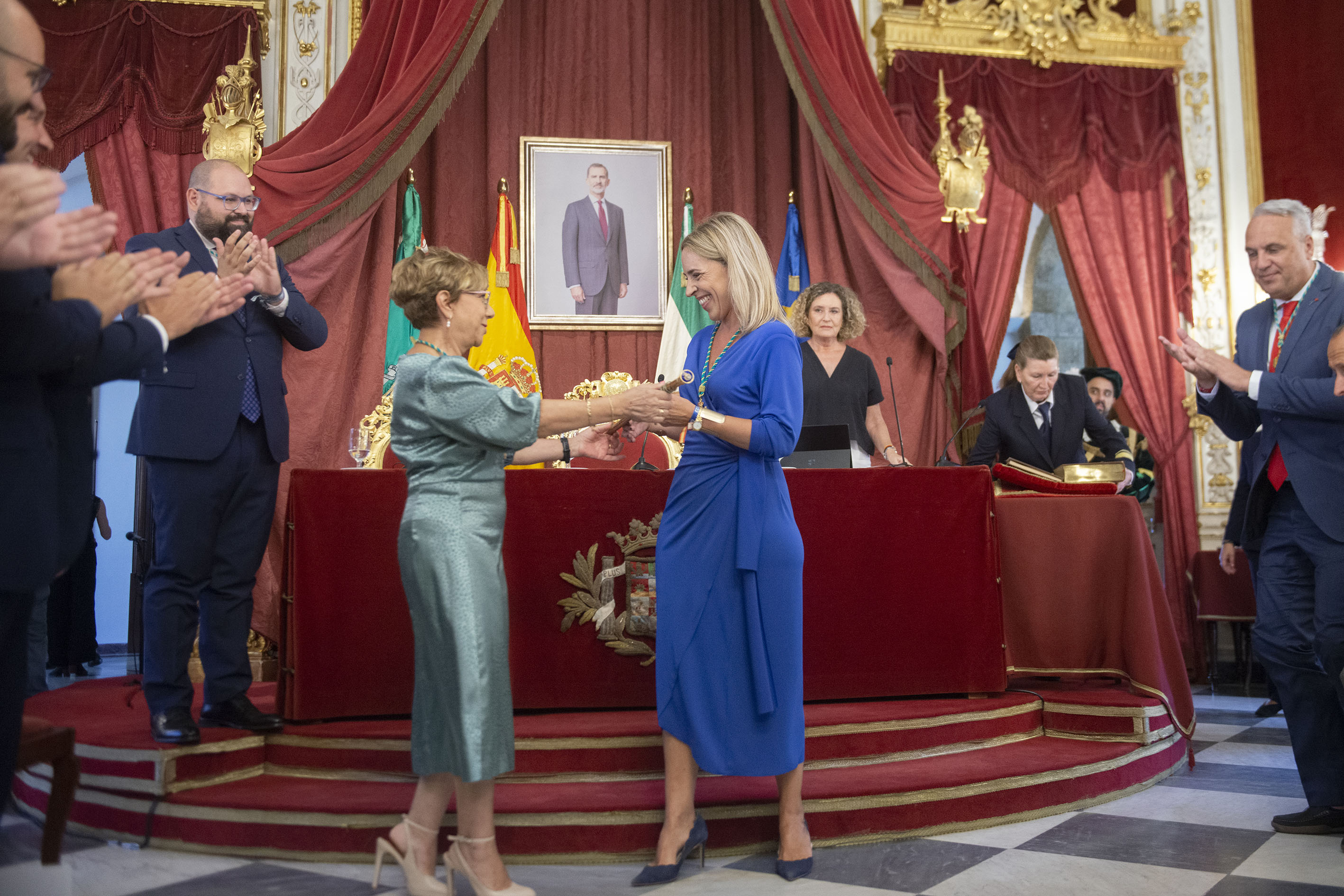 Almudena Martínez recibe el bastón de mando de la Diputación