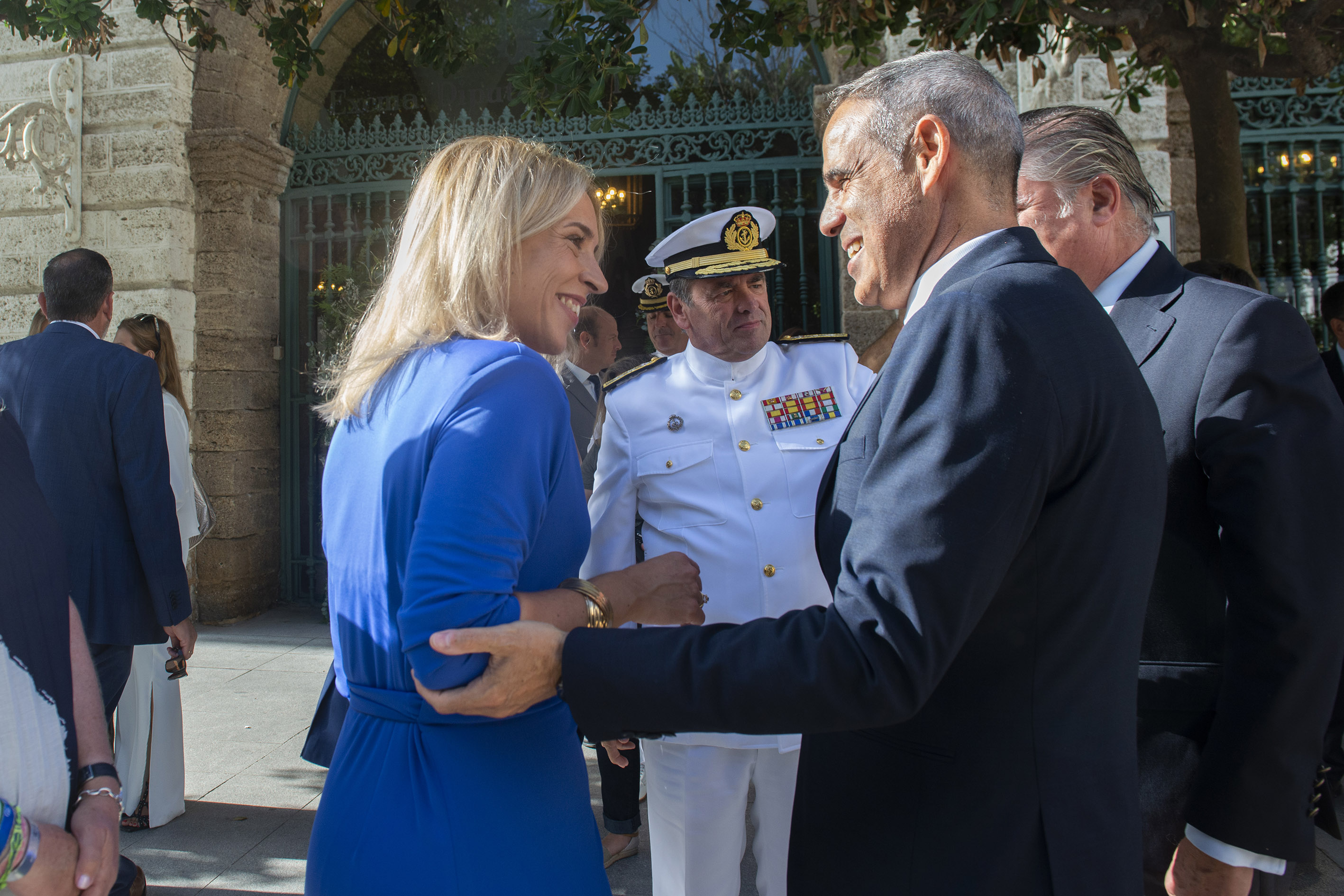 Almudena Martínez y José Pacheco se saludan